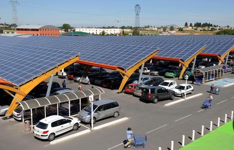 Exemple de projet d’autoconsommation pour le parking d’un supermarché Exemple d'un projet de production d'électricité par des panneaux photovoltaïque installés sur le toit d'un parking de supermarché.