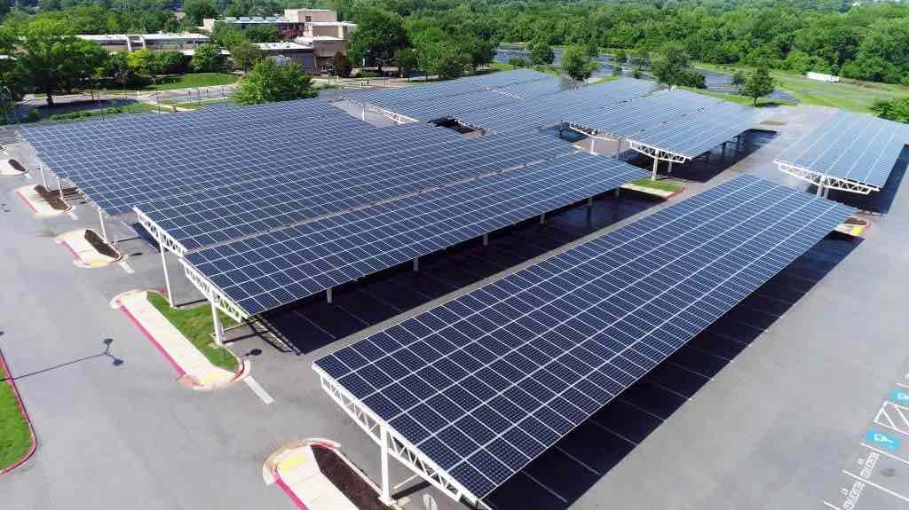 panneaux solaires parking