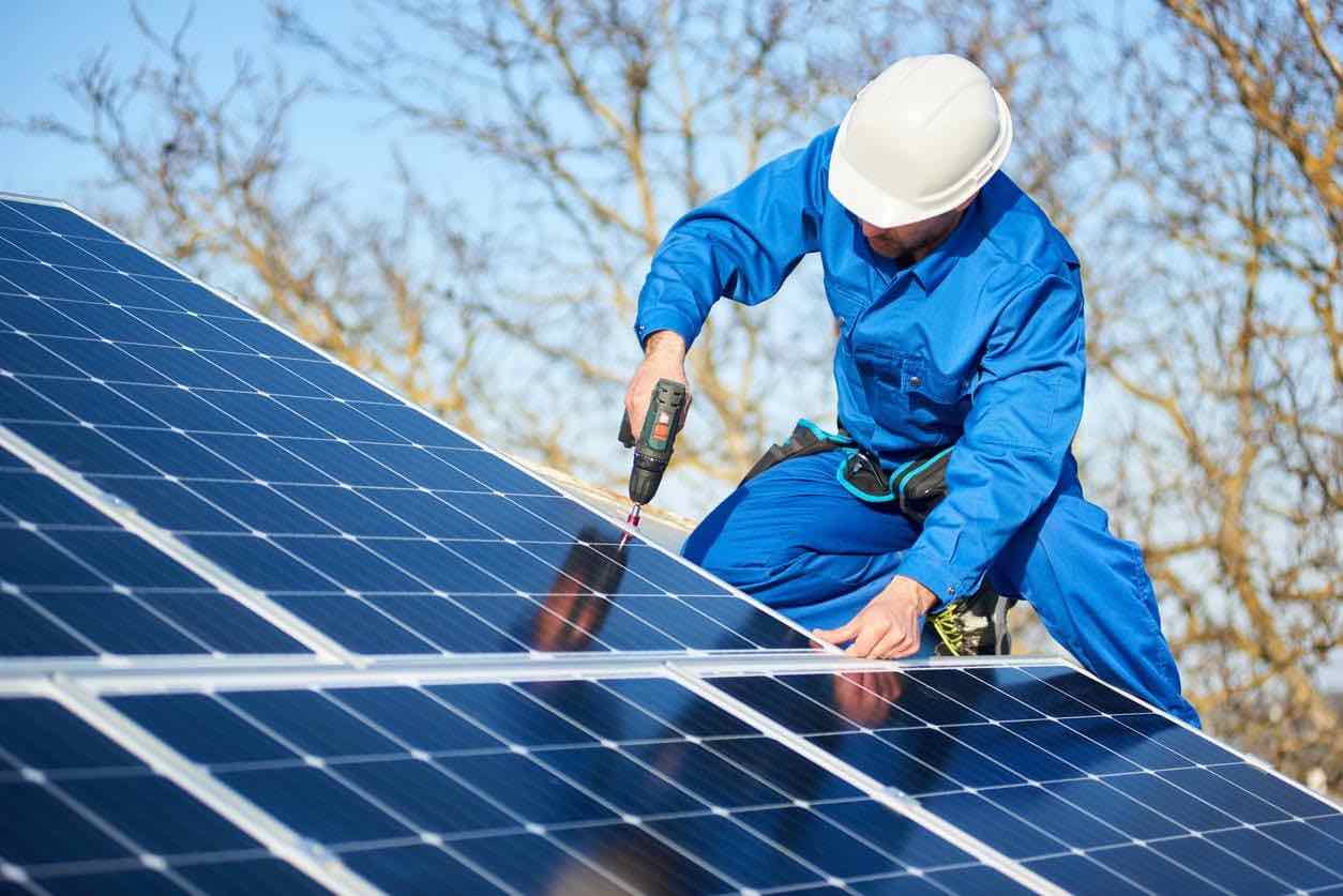 photo technicien panneaux solaires