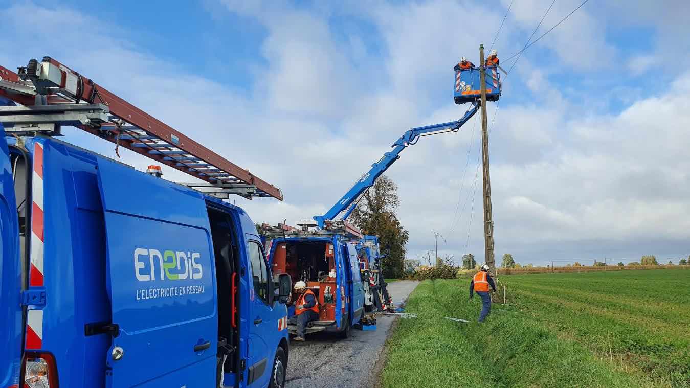 Intervention Enedis à Auzouville-sur-Ry suite à la chute d'un arbre sur une ligne du réseau enedis